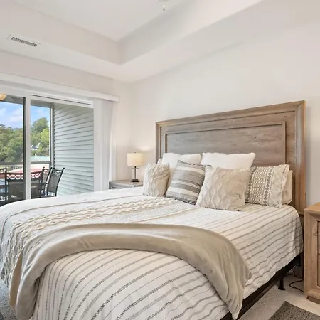 Emerald Escape, Luxury Waterfront Condo With Pool